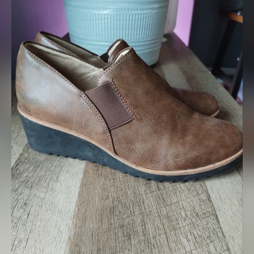 Life stride tan slip-on loafers